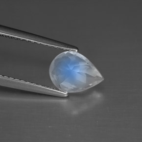 0.93カラットの天然ブルー＆ホワイトレインボームーンストーン（8.1×6 mm・洋梨の形）