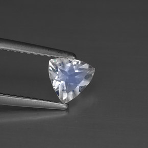 0.48カラットの天然ブルー＆ホワイトレインボームーンストーン（5.9×5.7 mm・トリリアント）