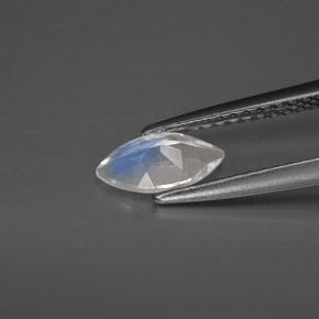 0.49カラットの天然ホワイトレインボームーンストーン（8×4.2 mm・透明）