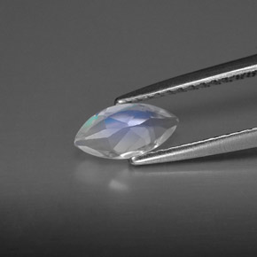 0.50カラットの天然ブルー＆ホワイトレインボームーンストーン（8.1×4.1 mm・透明）