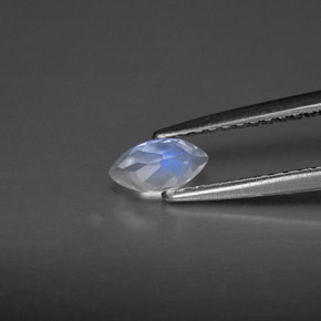 0.28カラットの天然ブルー＆ホワイトレインボームーンストーン（5.9×3.1 mm・透明）