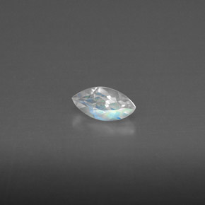 0.24カラットの天然ブルー＆ホワイトレインボームーンストーン（5.9×3.1 mm・透明）