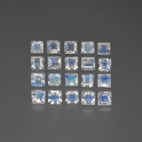 3.35カラットの天然ブルー＆ホワイトレインボームーンストーン（3.1×3 mm・透明）