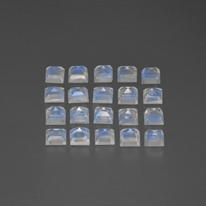 3.35カラットの天然ブルー＆ホワイトレインボームーンストーン（3.1×3 mm・透明）