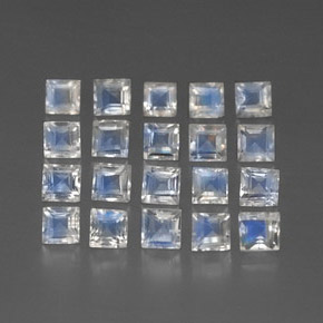 3.19カラットの天然青みがかった白レインボームーンストーン（3.2×3.1 mm・透明）