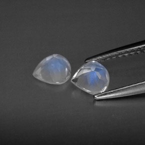カラットの天然ブルー＆ホワイトレインボームーンストーン（5.2×4.9 mm・透明）
