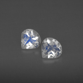 カラットの天然ブルー＆ホワイトレインボームーンストーン（5.2×5 mm・透明）