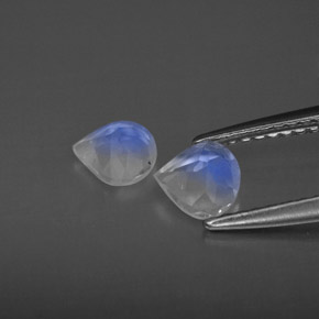 カラットの天然ブルー＆ホワイトレインボームーンストーン（5.2×5 mm・透明）