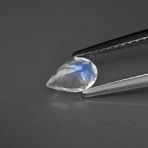 0.34カラットの天然ブルー＆ホワイトレインボームーンストーン（6.1×4 mm・透明）