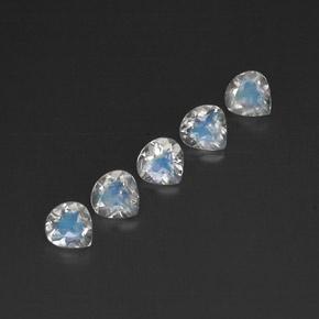 1.53カラットの天然青みがかった白レインボームーンストーン（4.9×4.7 mm・透明）