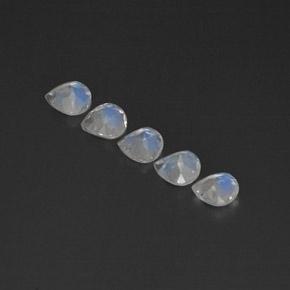 1.53カラットの天然青みがかった白レインボームーンストーン（4.9×4.7 mm・透明）