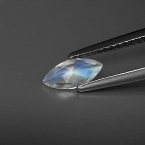 0.30カラットの天然ホワイトブルーレインボームーンストーン（7.9×3.8 mm・透明）