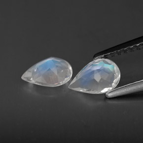 カラットの天然ブルー＆ホワイトレインボームーンストーン（6.6×4.9 mm・透明）