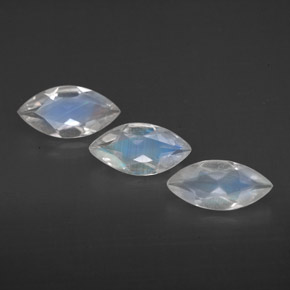 カラットの天然ブルー＆ホワイトレインボームーンストーン（7.7×4 mm・透明）
