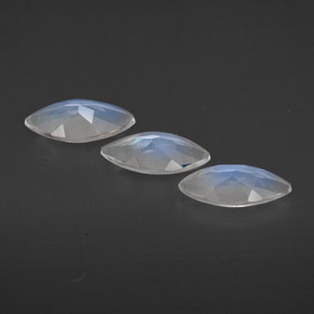 カラットの天然ブルー＆ホワイトレインボームーンストーン（7.7×4 mm・透明）