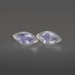 カラットの天然ブルー＆ホワイトレインボームーンストーン（7.8×3.8 mm・透明）