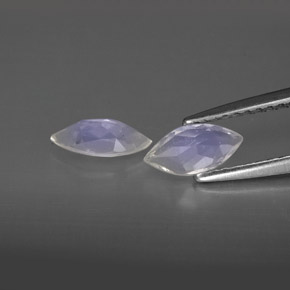 カラットの天然ブルー＆ホワイトレインボームーンストーン（7.8×3.8 mm・透明）
