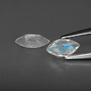 カラットの天然ブルー＆ホワイトレインボームーンストーン（6×3.1 mm・透明）