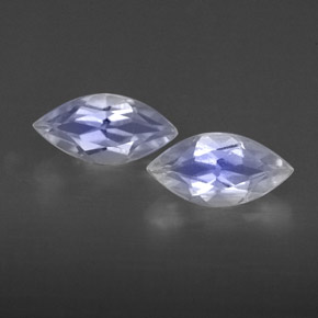 カラットの天然ブルー＆ホワイトレインボームーンストーン（7.9×4 mm・透明）