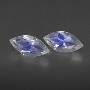 カラットの天然ブルー＆ホワイトレインボームーンストーン（7.9×4 mm・透明）