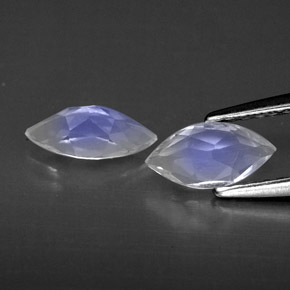 カラットの天然ブルー＆ホワイトレインボームーンストーン（7.9×4 mm・透明）