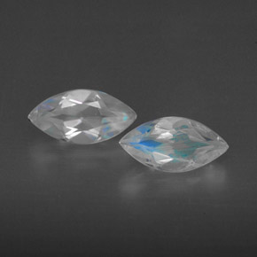 カラットの天然ブルー＆ホワイトレインボームーンストーン（7.9×4 mm・透明）