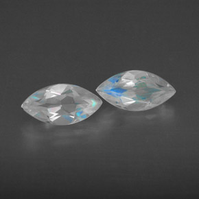カラットの天然ブルー＆ホワイトレインボームーンストーン（7.9×4 mm・透明）