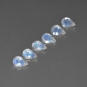 カラットの天然ブルー＆ホワイトレインボームーンストーン（5.8×4 mm・透明）