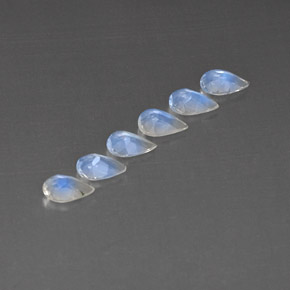 カラットの天然ブルー＆ホワイトレインボームーンストーン（5.8×4 mm・透明）