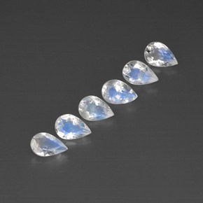 カラットの天然ブルー＆ホワイトレインボームーンストーン（5.9×4 mm・透明）
