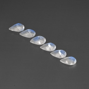 カラットの天然ブルー＆ホワイトレインボームーンストーン（5.9×4 mm・透明）