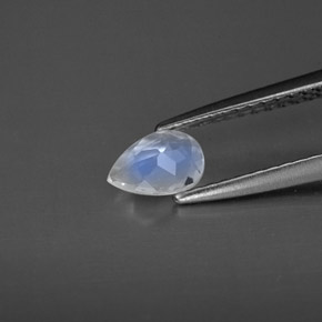 0.30カラットの天然ブルー＆ホワイトレインボームーンストーン（6.1×4.2 mm・透明）