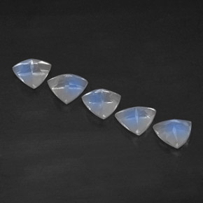 カラットの天然ブルー＆ホワイトレインボームーンストーン（5.2×5.1 mm・透明）