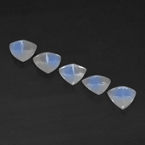 カラットの天然ブルー＆ホワイトレインボームーンストーン（5.1×5 mm・透明）