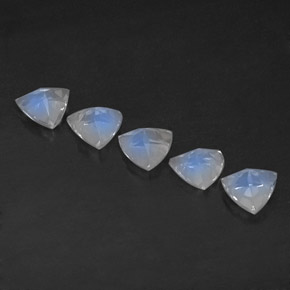 カラットの天然ブルー＆ホワイトレインボームーンストーン（5.1×5 mm・透明）