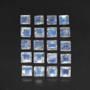3.88カラットの天然ホワイトブルーレインボームーンストーン（3.2×3.1 mm・透明）