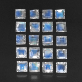 3.88カラットの天然ホワイトブルーレインボームーンストーン（3.2×3.1 mm・透明）