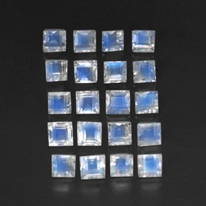 3.74カラットの天然ブルー＆ホワイトレインボームーンストーン（3.2×3.2 mm・透明）