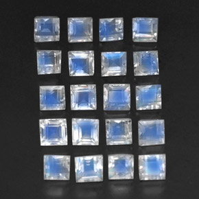 3.74カラットの天然ブルー＆ホワイトレインボームーンストーン（3.2×3.2 mm・透明）