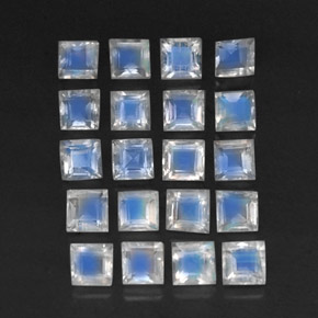 3.39カラットの天然青みがかった白レインボームーンストーン（3.1×3.1 mm・透明）
