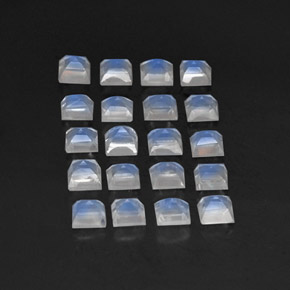 3.39カラットの天然青みがかった白レインボームーンストーン（3.1×3.1 mm・透明）