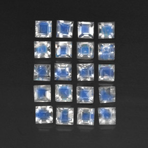 3.55カラットの天然青みがかった白レインボームーンストーン（3.2×3.2 mm・透明）