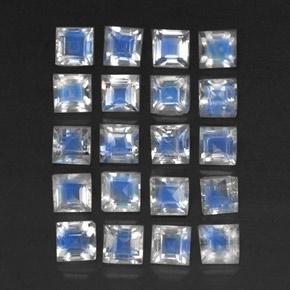 3.55カラットの天然青みがかった白レインボームーンストーン（3.2×3.2 mm・透明）