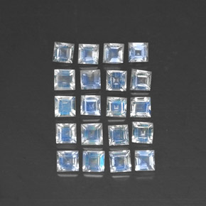 カラットの天然ブルー＆ホワイトレインボームーンストーン（3.1×3 mm・四角）