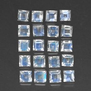カラットの天然ブルー＆ホワイトレインボームーンストーン（3.1×3 mm・四角）