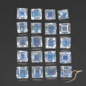 2.53カラットの天然青みがかった白レインボームーンストーン（3.1×3.1 mm・四角）
