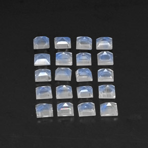 カラットの天然ブルー＆ホワイトレインボームーンストーン（3×3 mm・四角）