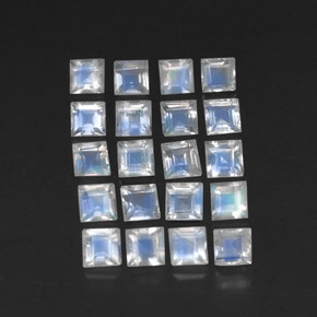 3.36カラットの天然青みがかった白レインボームーンストーン（3.2×3.1 mm・四角）