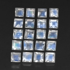 3.36カラットの天然青みがかった白レインボームーンストーン（3.2×3.1 mm・四角）