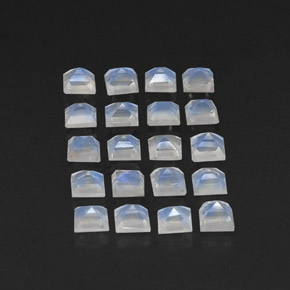 3.36カラットの天然青みがかった白レインボームーンストーン（3.2×3.1 mm・四角）